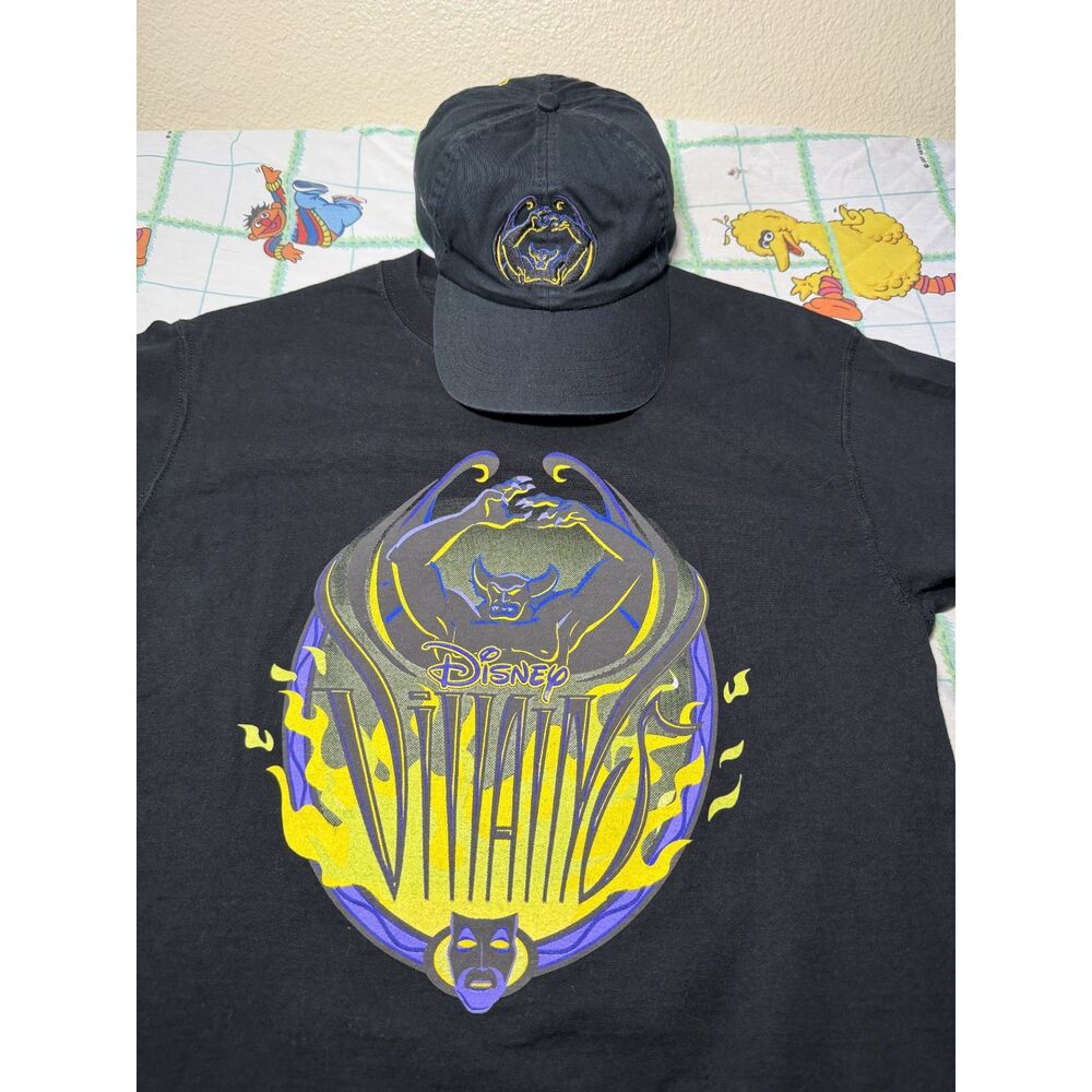 Vintage 2000s Disney Villains T shirt and cap Disneyland special event Size M